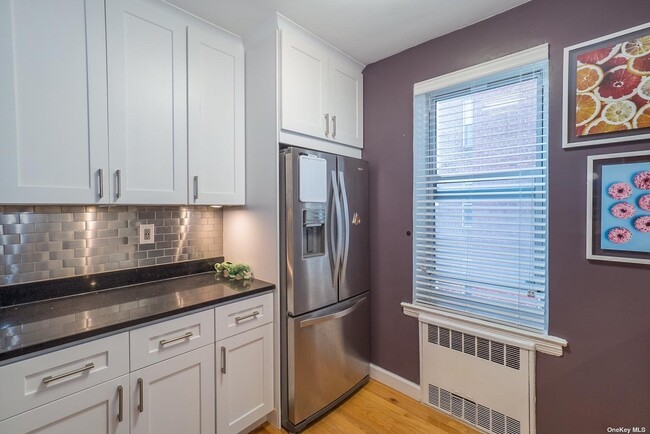 Foto del edificio - 33-25 81st St