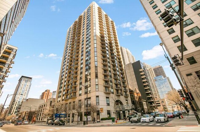 Vista de la calle del edificio - 70 W Huron St