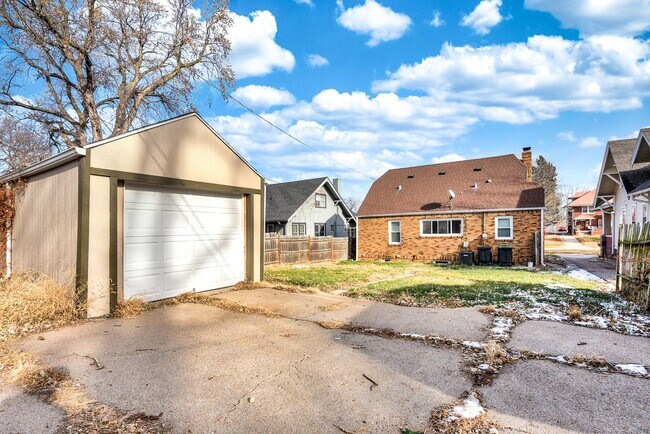 Building Photo - Beautiful 3 Bedroom Home