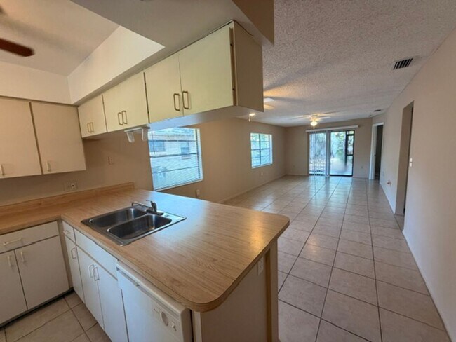 Foto del edificio - Open and bright 2/2 with garage