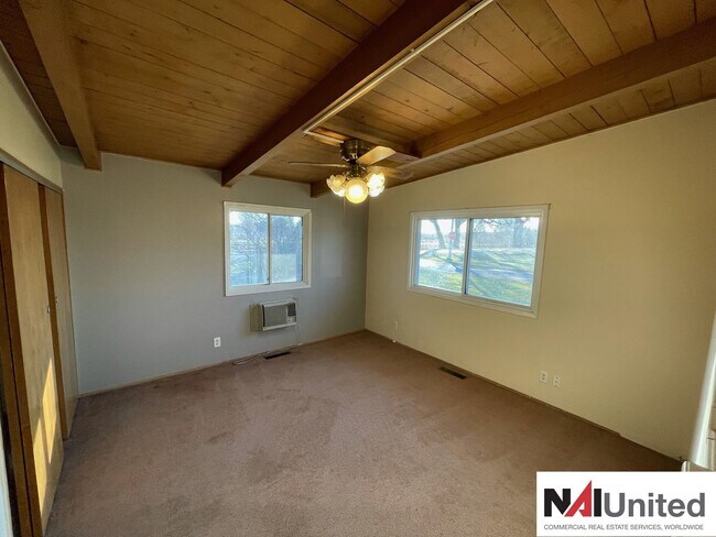 Building Photo - 3 bedroom, 1 bath duplex for rent!