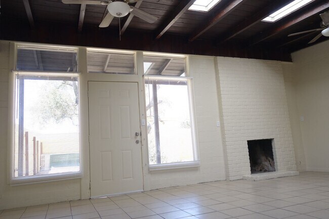 Foto del edificio - 2531 N Winstel Blvd