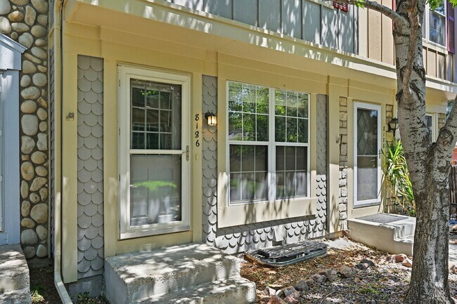 Foto del edificio - $2,470.95, 2 Bed, 2.5 bath Townhome in Centennial with in unit Laundry!