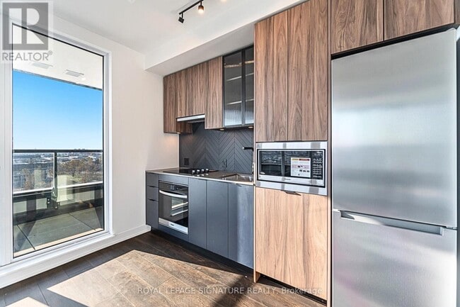 Building Photo - 1037 The Queensway