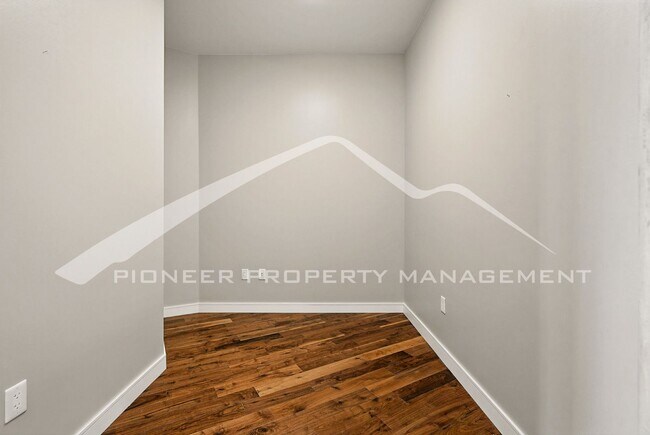 Building Photo - Modern Condo with Washer/Dryer and Central AC