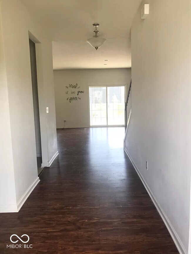 Building Photo - 6075 Meadowview Dr
