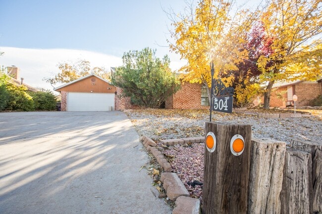 Foto del edificio - 3 Bedroom 2 Bathroom Home - Dogs Allowed & Large Backyard!