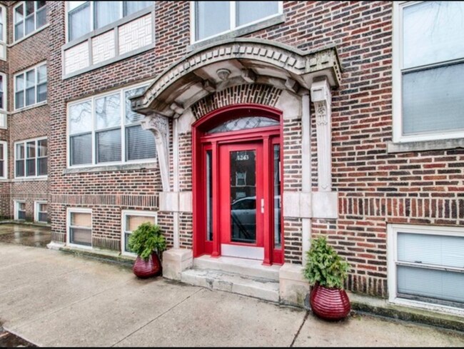 Entrada al edificio - 1243 W Rosemont Ave