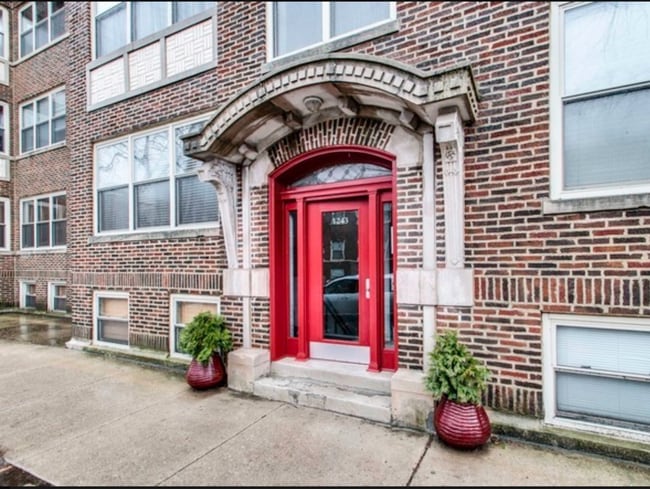 Building entrance - 1243 W Rosemont Ave