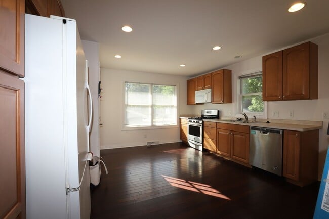 Foto del edificio - Newer Five Bedroom on Monroe St