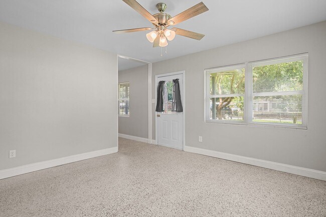 Building Photo - 613 Edgecliff Dr