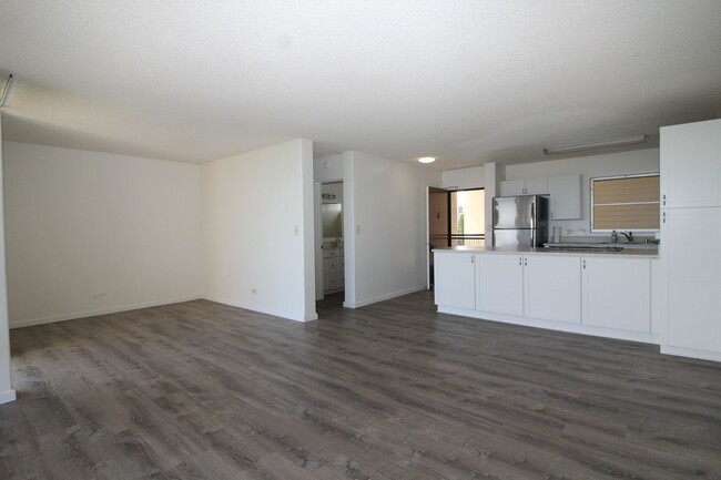 Building Photo - Top Floor Corner Unit! Rarely available 2 ...