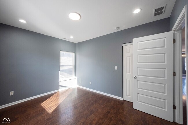 Foto del edificio - 3157 E Washington St