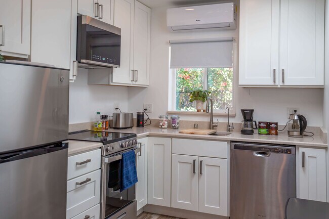 Building Photo - 5553 Yerba Anita Dr