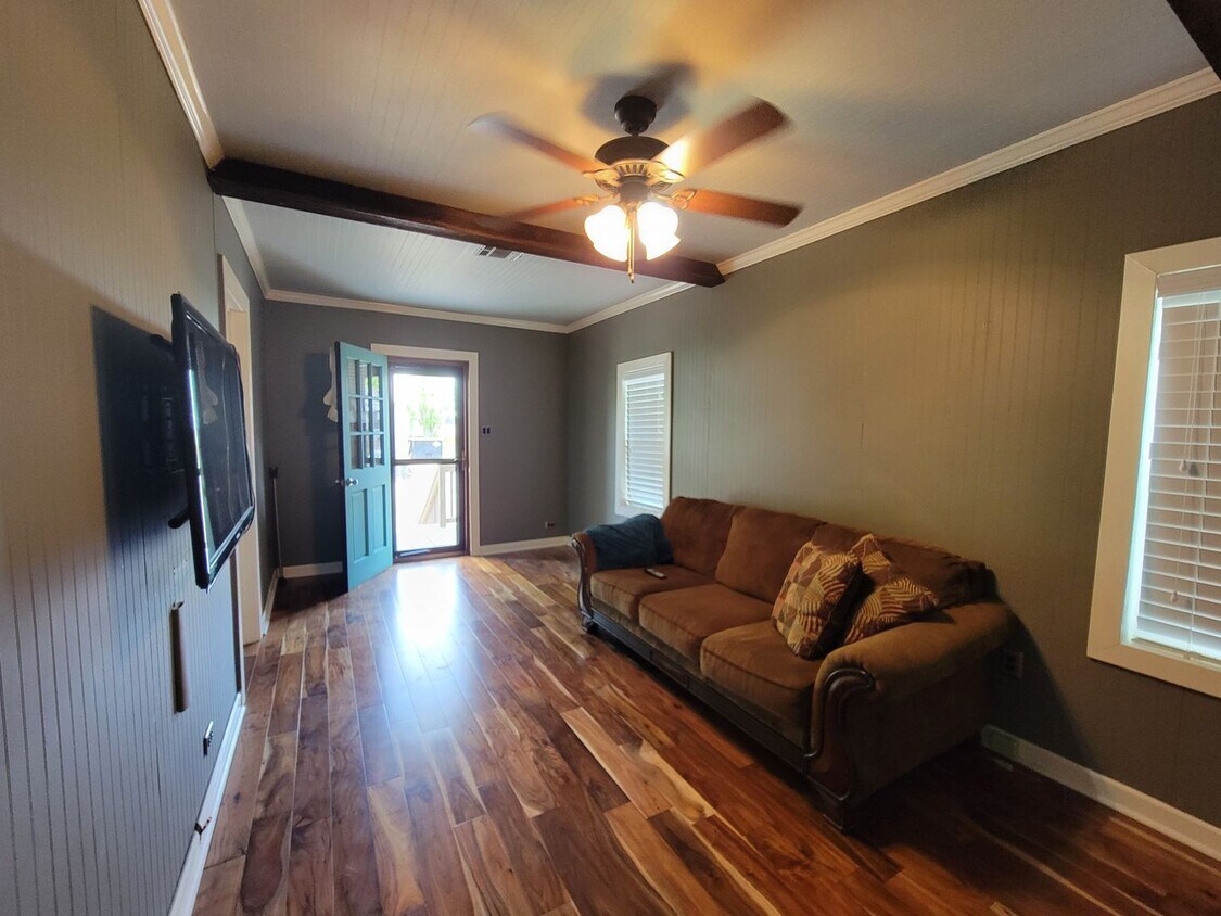 Building Photo - 2 Bed/1 Bath Erath House - $950
