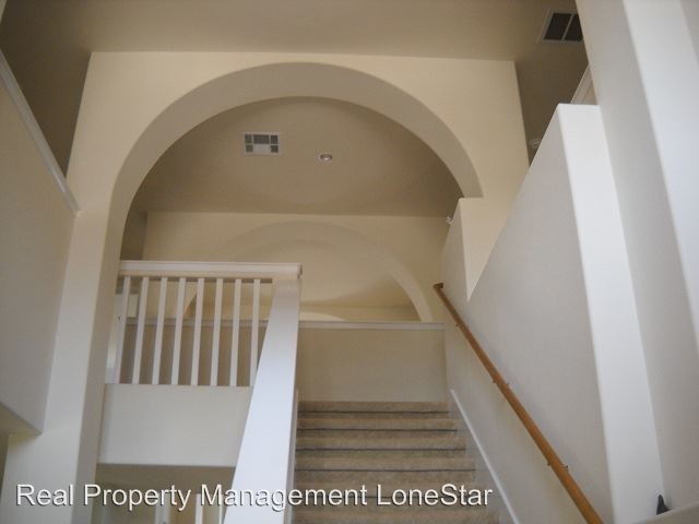 Building Photo - 4 br, 3.5 bath House - 6700 Tulloch Way