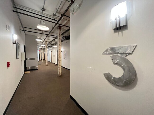 Foto del edificio - Large Industrial Studio w/ Storage and Mod...