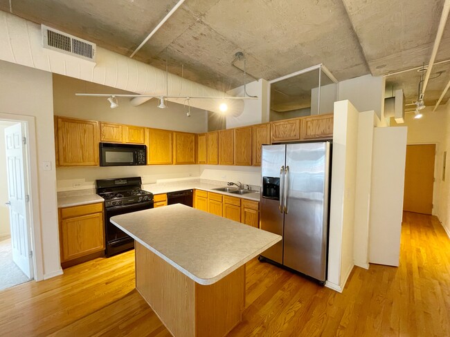 Building Photo - 933 W Van Buren St