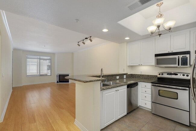 Building Photo - Beautiful 1 bedroom, 1 bath condo in La Jo...