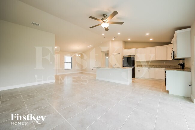 Foto del edificio - 915 Plumosa Ave