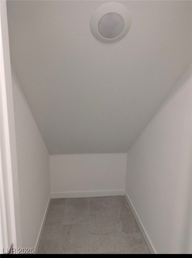 Foto del edificio - 6270 Foxes Dl St