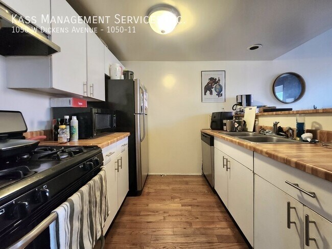Building Photo - 1050 W Dickens Ave