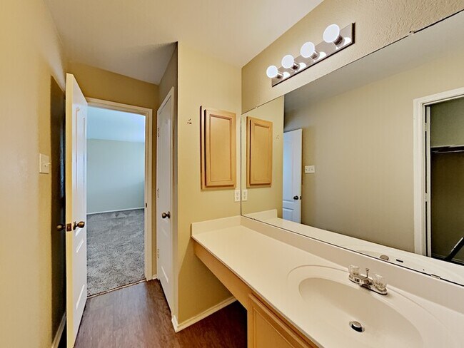 Building Photo - Lovely 3 bed 2.5 bath Great Location