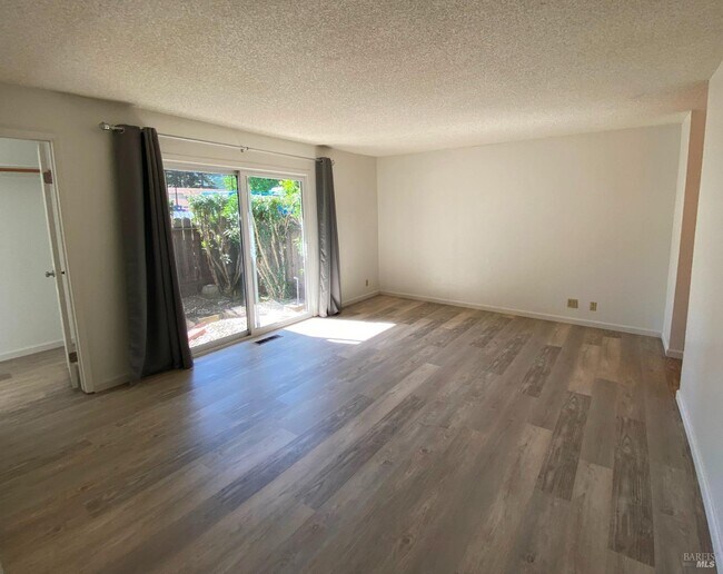 Building Photo - 507 Walnut Ct