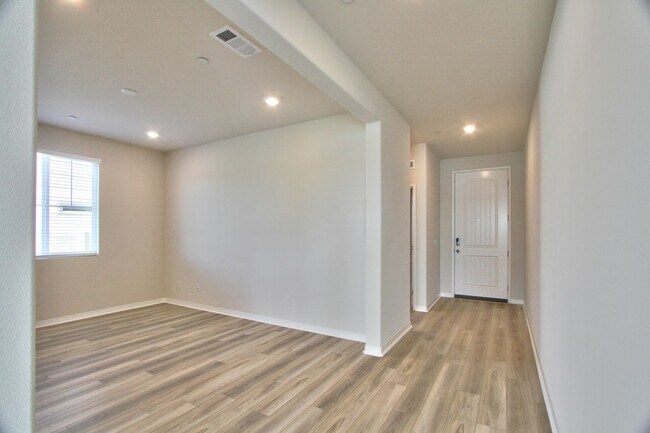 Building Photo - 5 BEDROOMS SOLAR AUDIE MURPHY RANCH