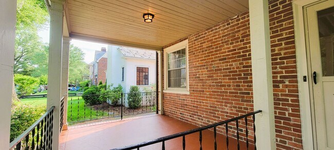 Foto del edificio - Remodeled brick bungalow with 1st floor li...