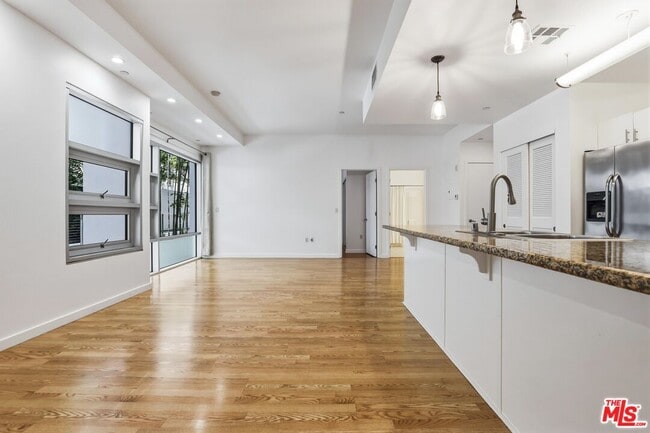Foto del edificio - 630 W 6th St