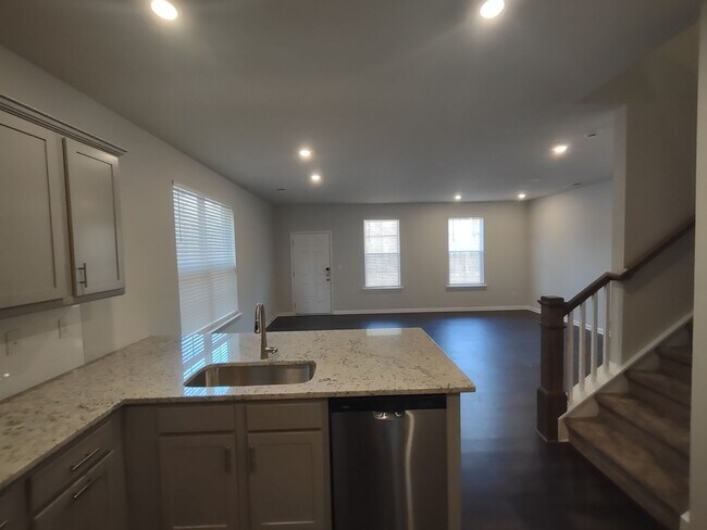 Foto del edificio - Beautiful Townhouse located in the McEwen Village!