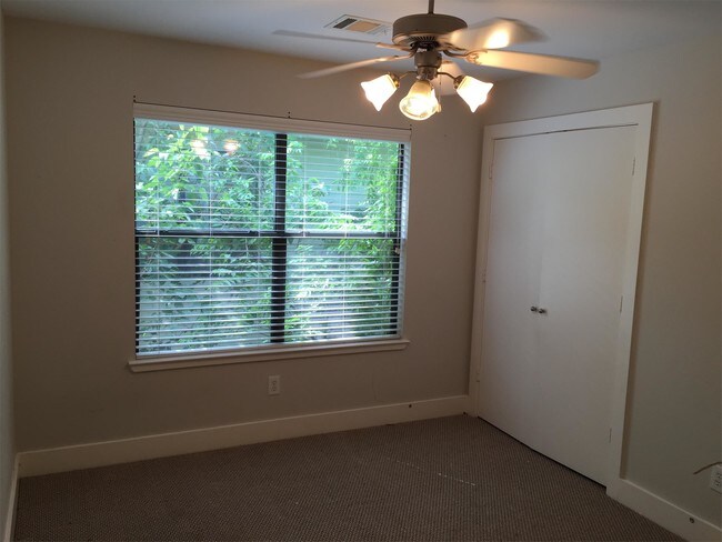 Foto del edificio - 3501 Link Valley Dr.
