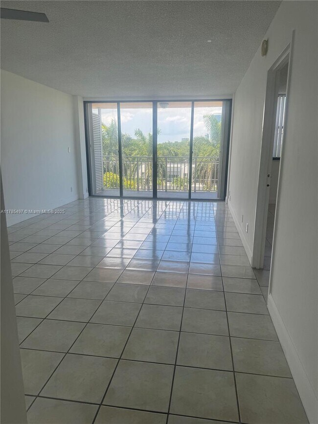 Foto del edificio - 2450 NE 135th St