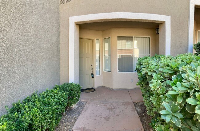 Foto del edificio - STUNNING BEAUTIFUL 3BD/2.5BA W/ DEN AREA CONDO/TOWNHOME LOCATED IN SUMMERLIN