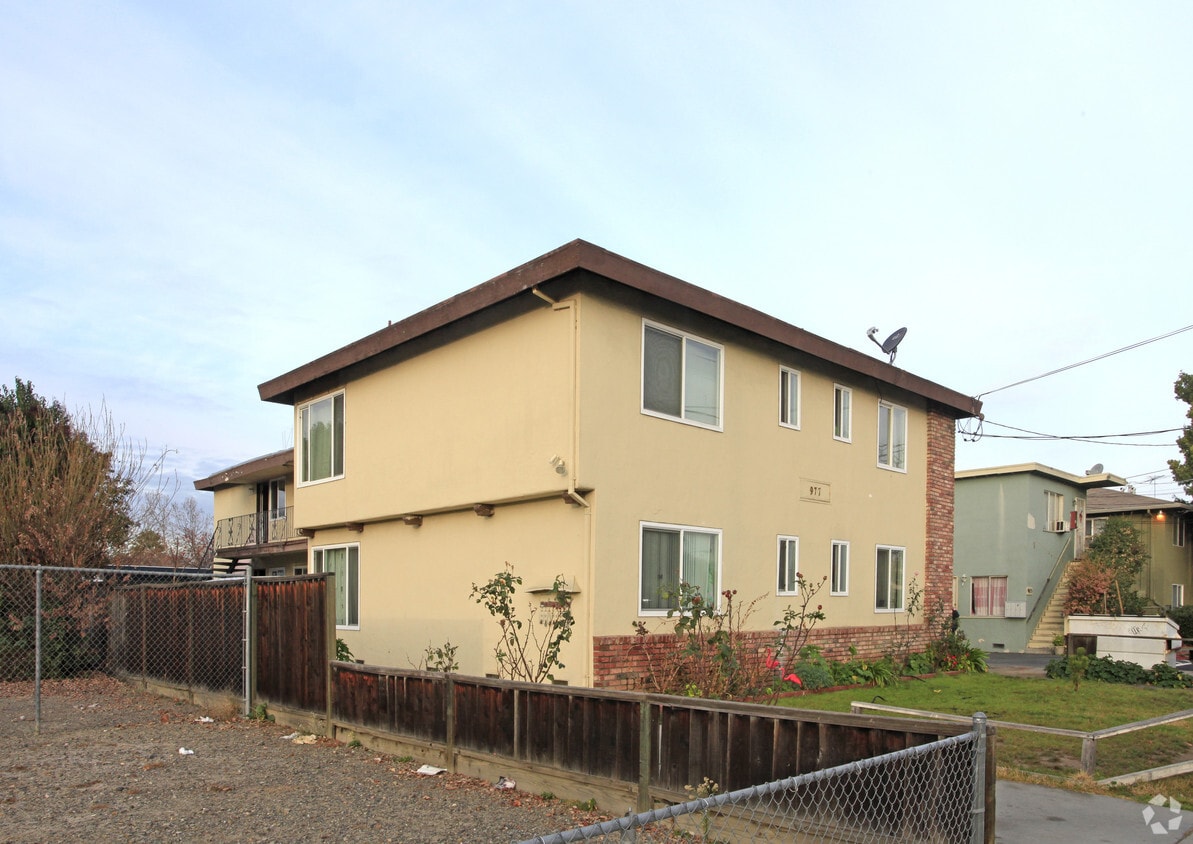 Primary Photo - 977 N 7th St
