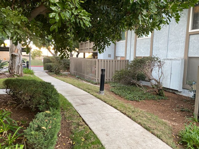 Building Photo - Torrance: 1 Bed 1 Bath Condo - 1 Carport S...