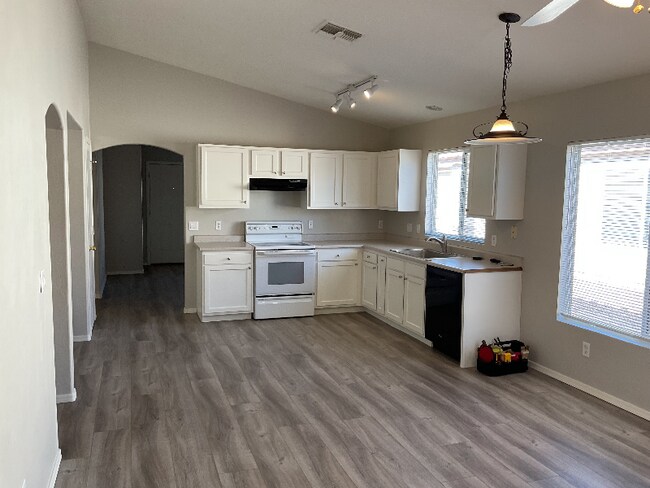 Foto del edificio - 13001 N Cesar Chavez Dr