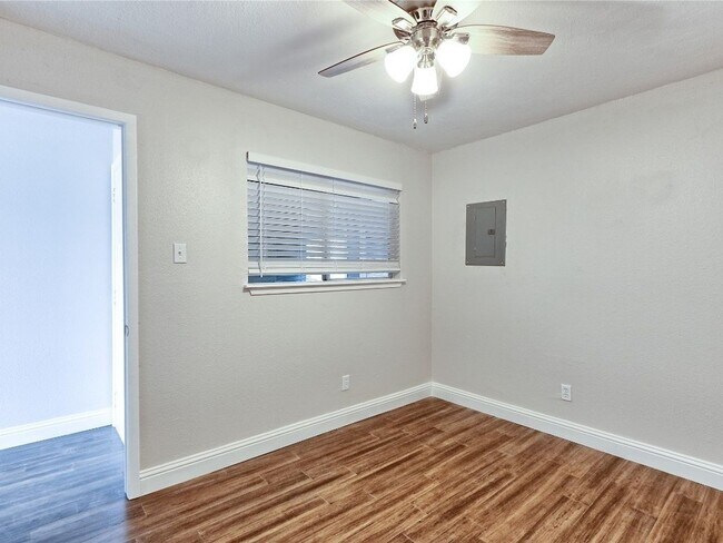 Building Photo - Studio Townhome in Austin