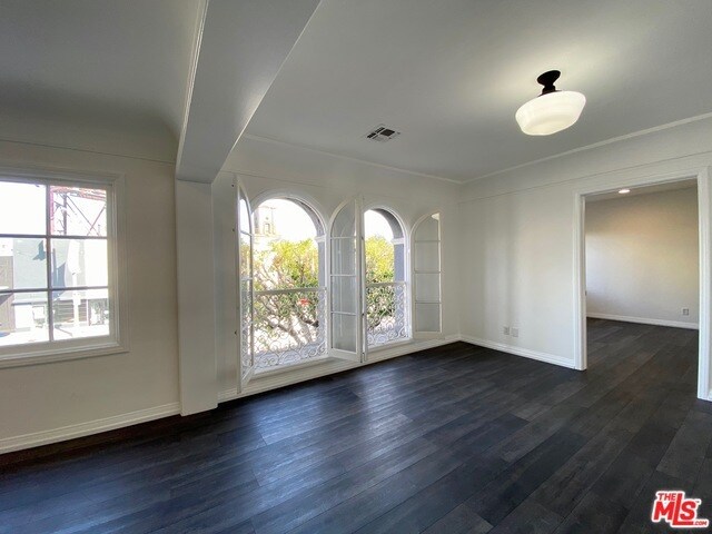 Building Photo - 619 S La Brea Ave