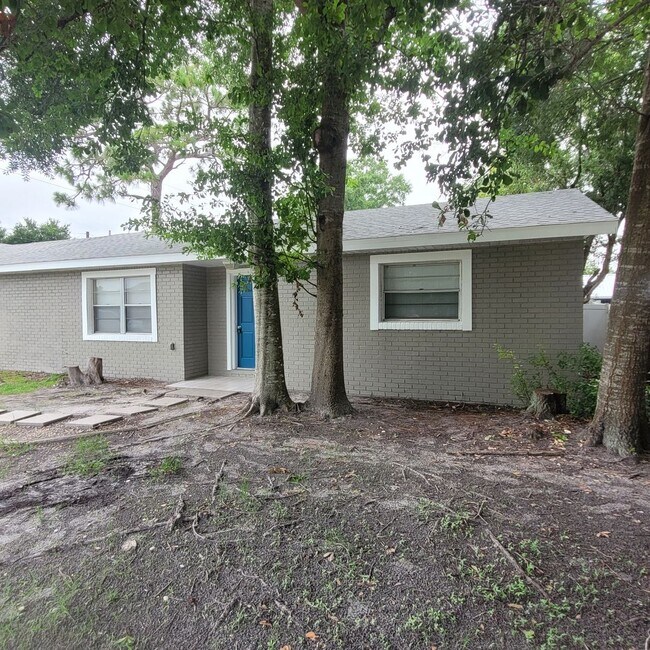 Building Photo - Nice 3/2 home in St Cloud available now . . .