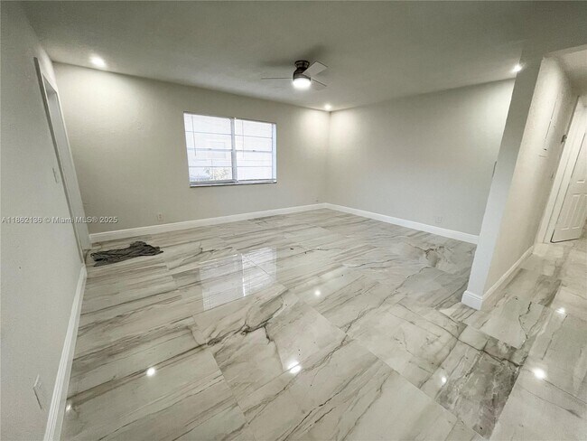 Foto del edificio - 8011 NW 44th Ct