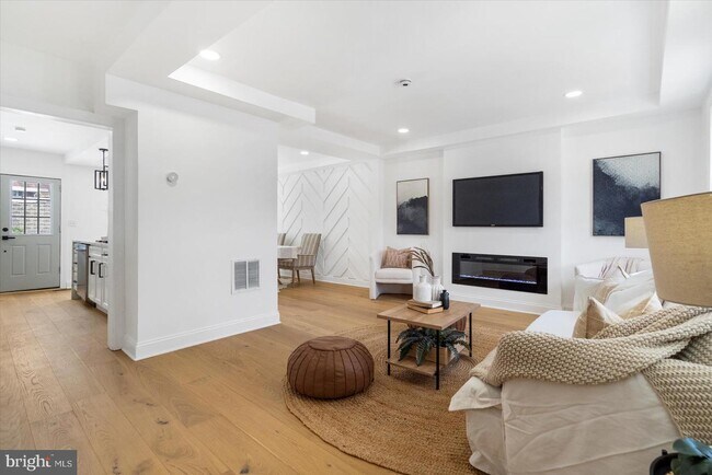Building Photo - 834 Mt Holly St