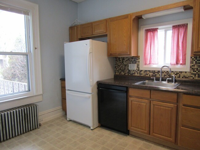Building Photo - 523 N Perry St