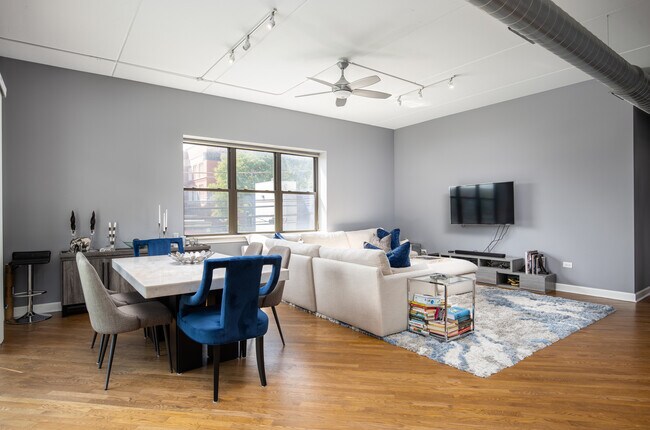 Foto del edificio - 3125 W Fullerton Ave