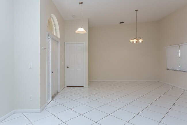 Building Photo - 1200 Columbine Pl