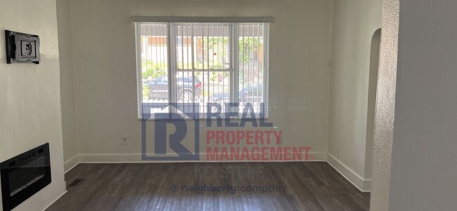 Building Photo - Beautiful & Updated 3 Bedroom