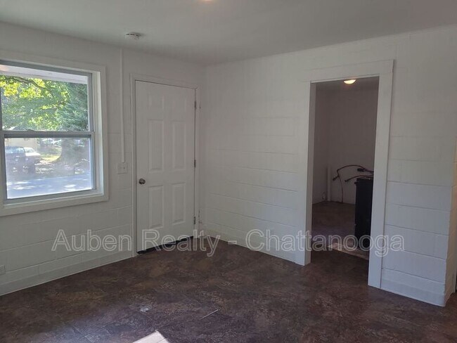 Building Photo - 715 Lupton Dr