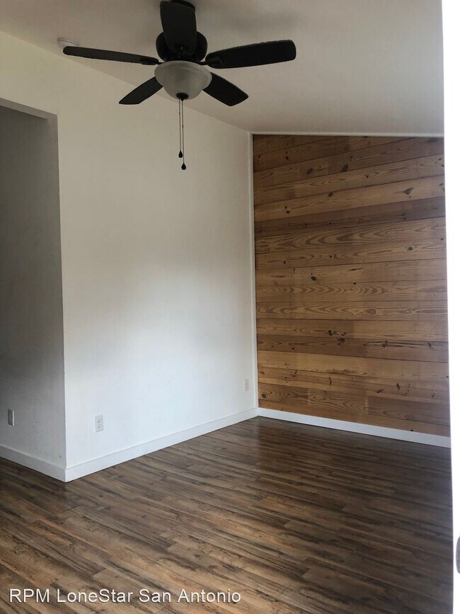 Building Photo - 2 br, 1 bath House - 2419 S Presa St Unit 102
