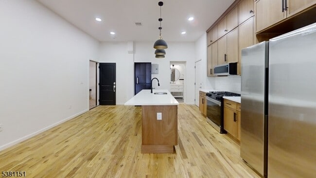 Foto del edificio - 155 Midland Ave